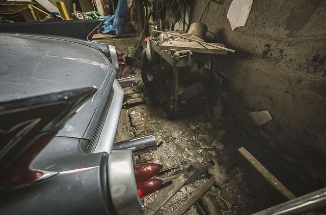 У покинутій школі виявили колекцію рідкісних авто: фото - фото 427091