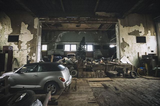 У покинутій школі виявили колекцію рідкісних авто: фото - фото 427092