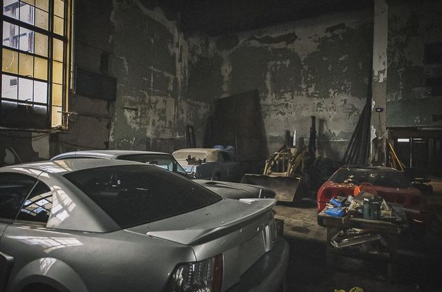 У покинутій школі виявили колекцію рідкісних авто: фото - фото 427093