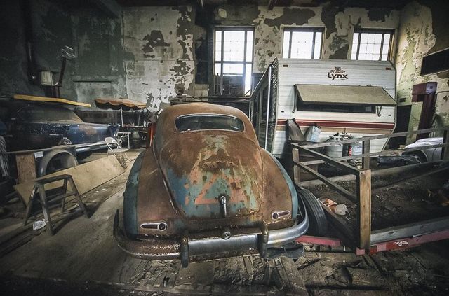 У покинутій школі виявили колекцію рідкісних авто: фото - фото 427094