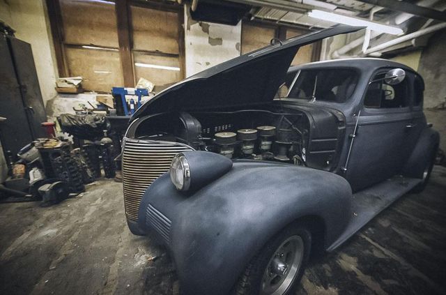 У покинутій школі виявили колекцію рідкісних авто: фото - фото 427095