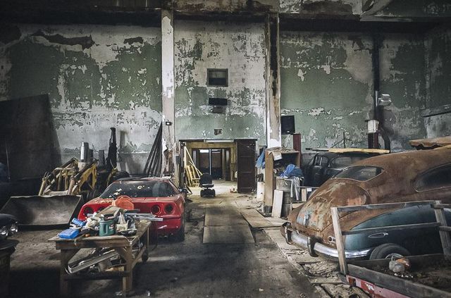 У покинутій школі виявили колекцію рідкісних авто: фото - фото 427096