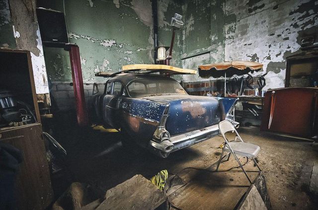 У покинутій школі виявили колекцію рідкісних авто: фото - фото 427097