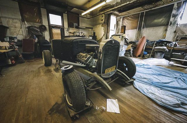 У покинутій школі виявили колекцію рідкісних авто: фото - фото 427098