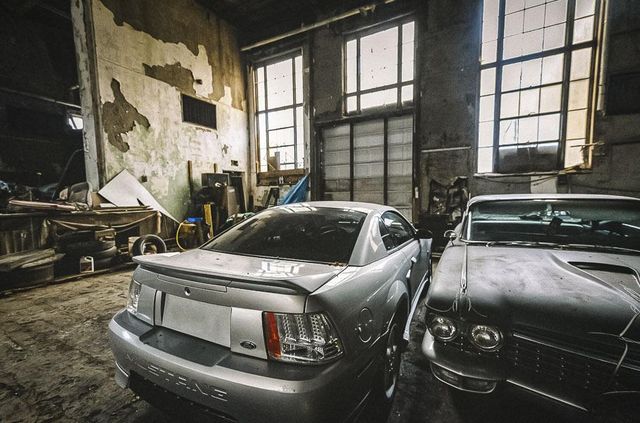 У покинутій школі виявили колекцію рідкісних авто: фото - фото 427099