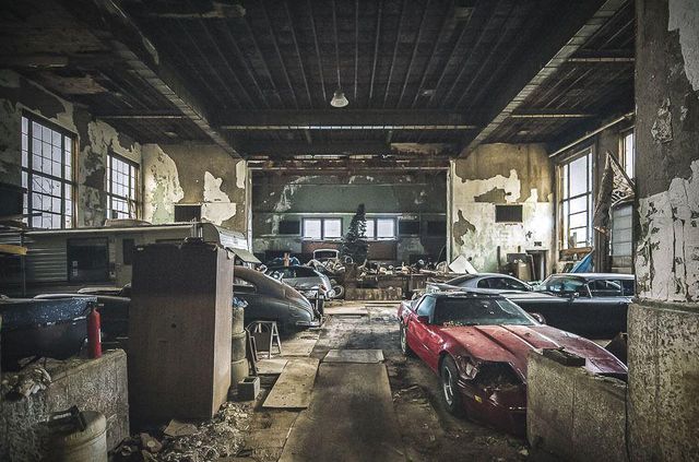 У покинутій школі виявили колекцію рідкісних авто: фото - фото 427100