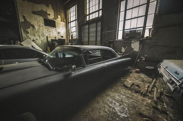 У покинутій школі виявили колекцію рідкісних авто: фото - фото 427102