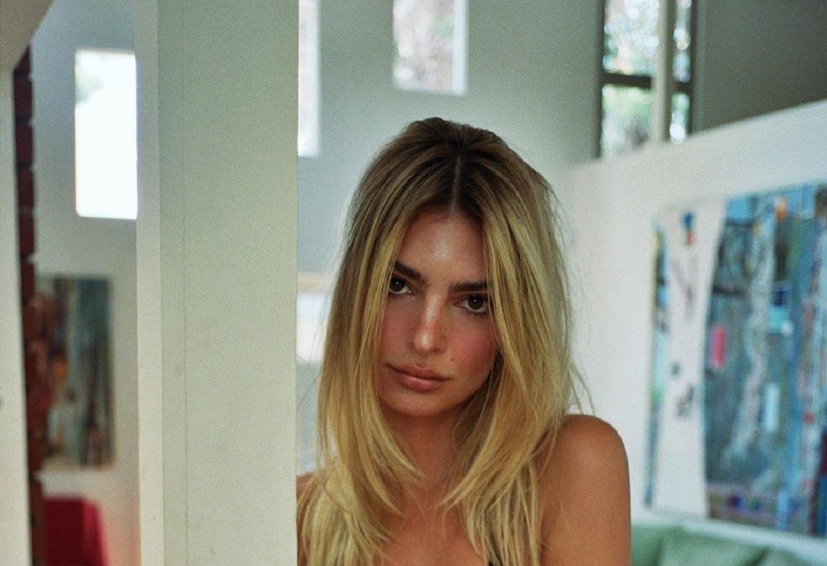 Емілі Ратажковскі в купальнику - фото 1