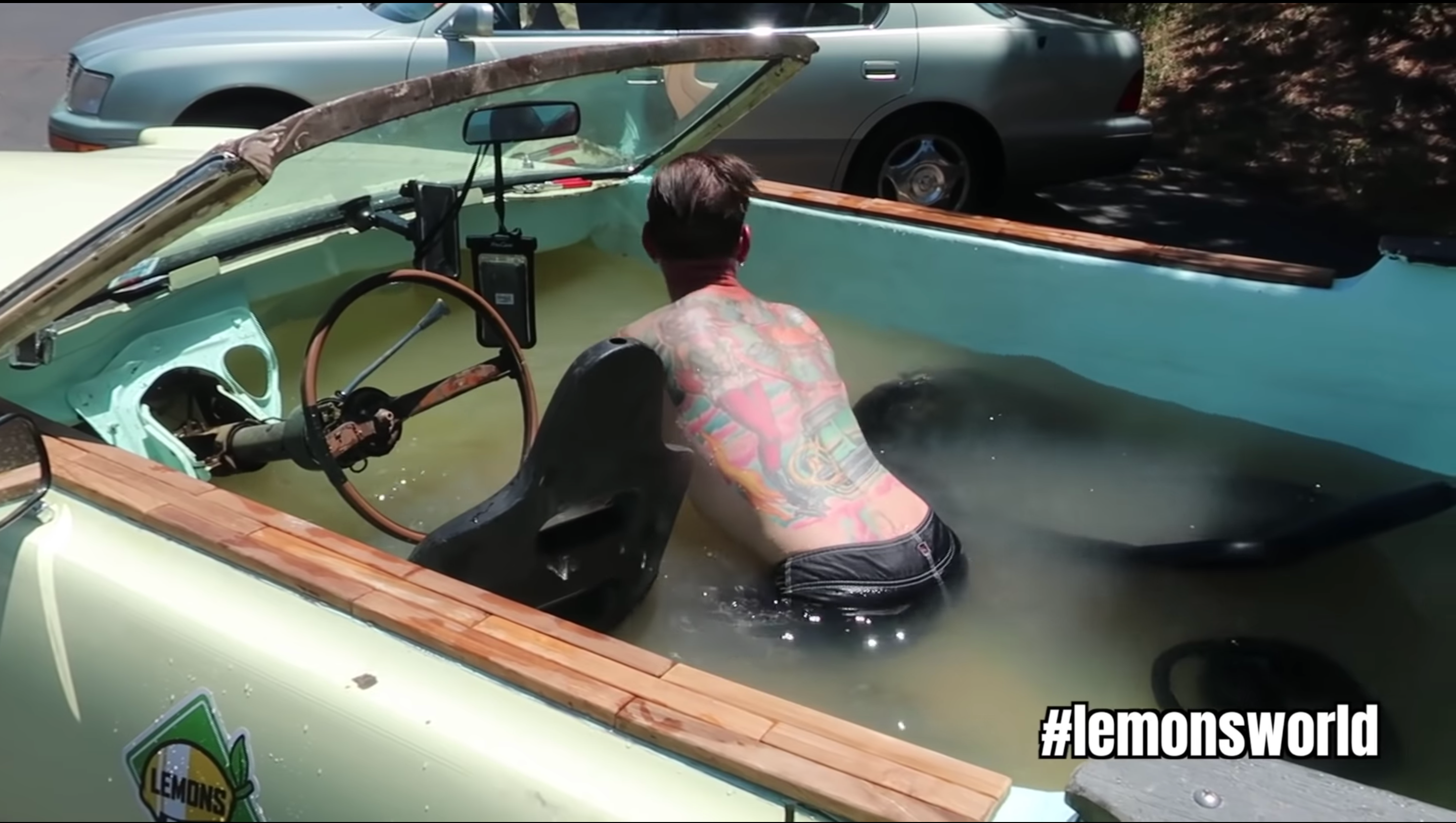 Lincoln Continental 1972 року перетворили на ванну на колесах - фото 1