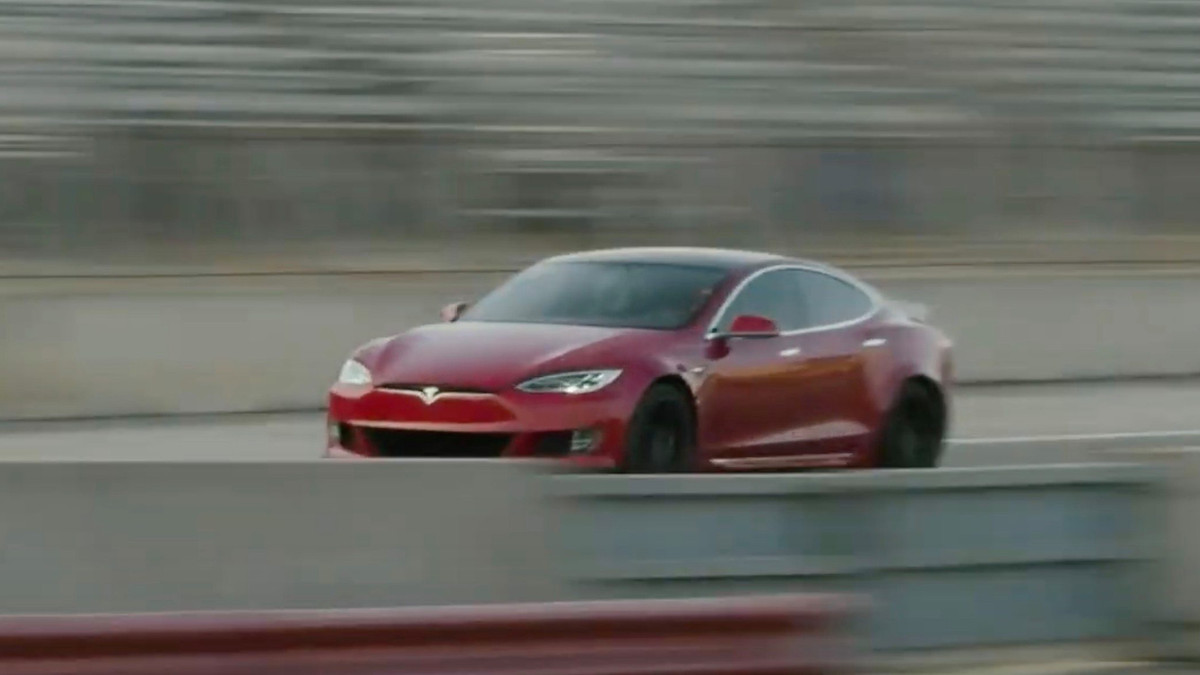 Tesla Model S Plaid - фото 1
