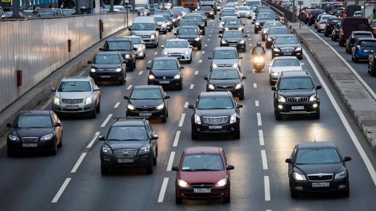 Водіям нагадали про увімкнення ближнього світла з 1 жовтня: яке покарання за порушення - фото 1