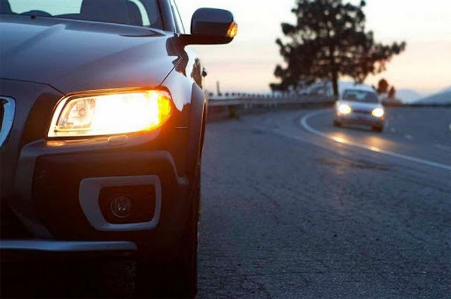Водіям нагадали про увімкнення ближнього світла з 1 жовтня: яке покарання за порушення - фото 427327