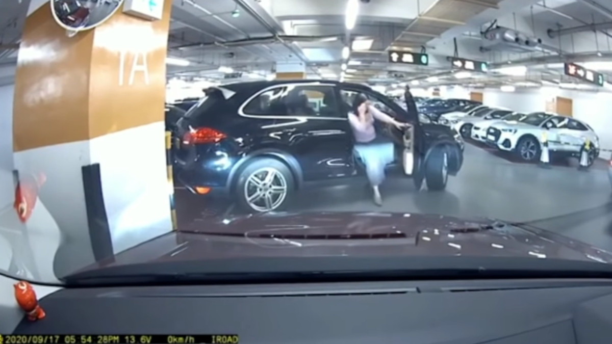 Горе-водійка розбила розкішний Porsche на рівному місці під час паркування: епічне відео - фото 1