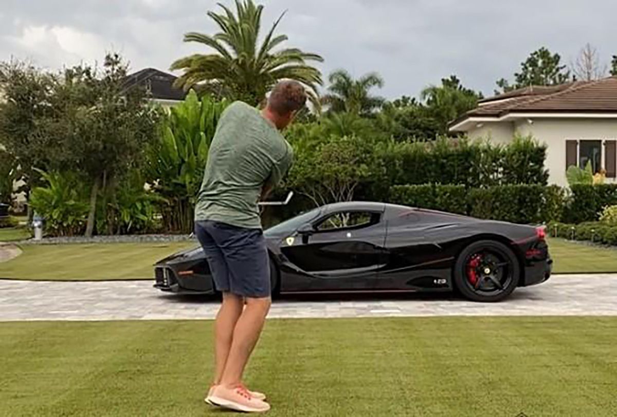 Гольфіст запустив м'яча через дорогущу Ferrari: відео