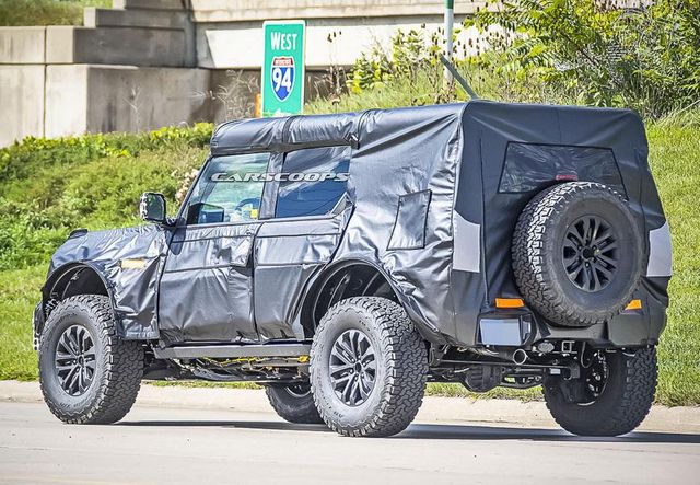 Новий Ford Bronco Raptor показали в камуфляжі - фото 427401