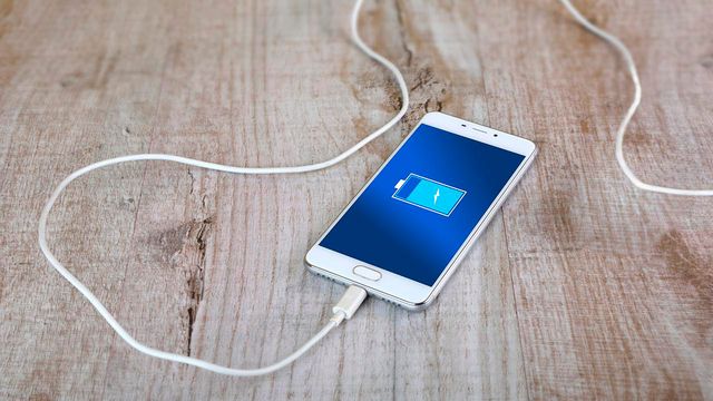 Експерти розповіли, чи можна користуватися смартфоном під час зарядки - фото 427453