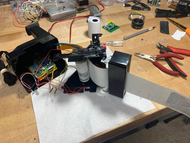 Ентузіаст зробив зі старого Polaroid цифрову камеру, яка може друкувати фото на папері - фото 427848