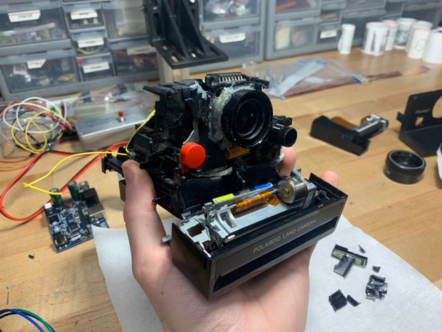 Ентузіаст зробив зі старого Polaroid цифрову камеру, яка може друкувати фото на папері - фото 427849