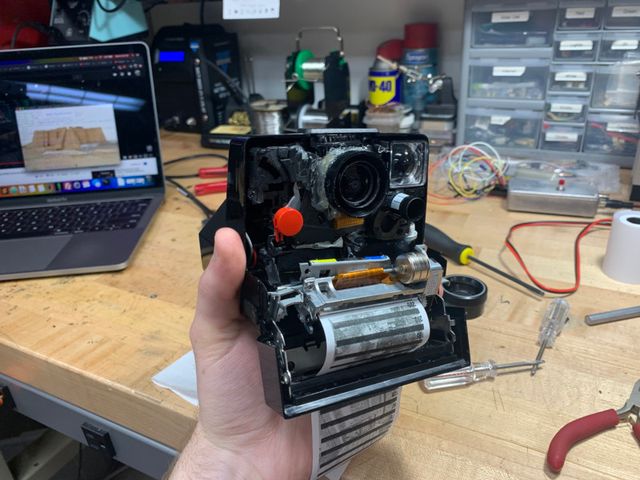 Ентузіаст зробив зі старого Polaroid цифрову камеру, яка може друкувати фото на папері - фото 427850