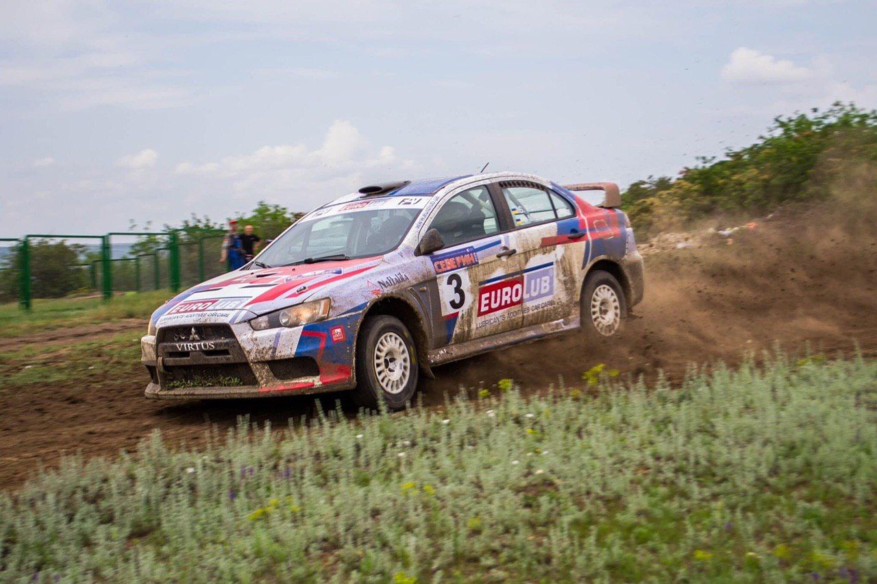 Дивіться, наскільки високо може злетіти авто: відео видовищної аварії на ралі у Франції