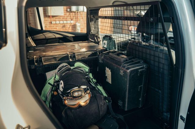 Nissan Leaf перетворили на пересувну електростанцію для рятувальників - фото 427915