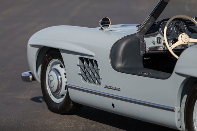 Дводверний Mercedes-Benz 1957 року продали за космічні гроші - фото 427964