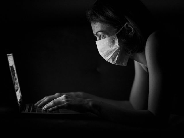 Учені розповіли, які люди найбільше схильні вірити у теорії змови - фото 427975