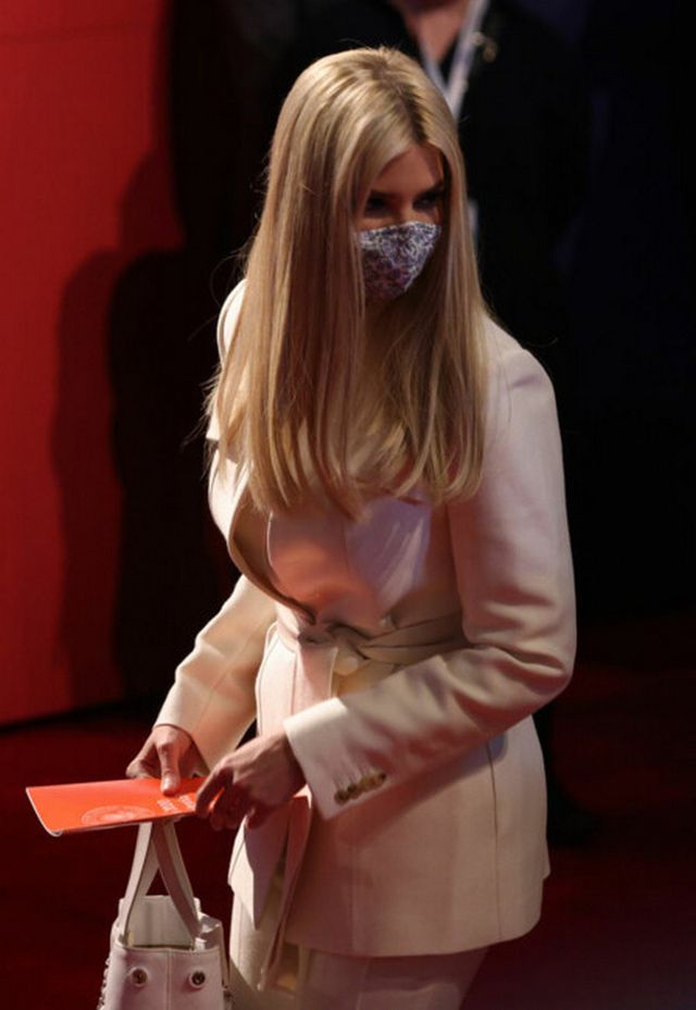 Меланія та Іванка Трамп з'явилися на дебатах у строгих образах - фото 428266