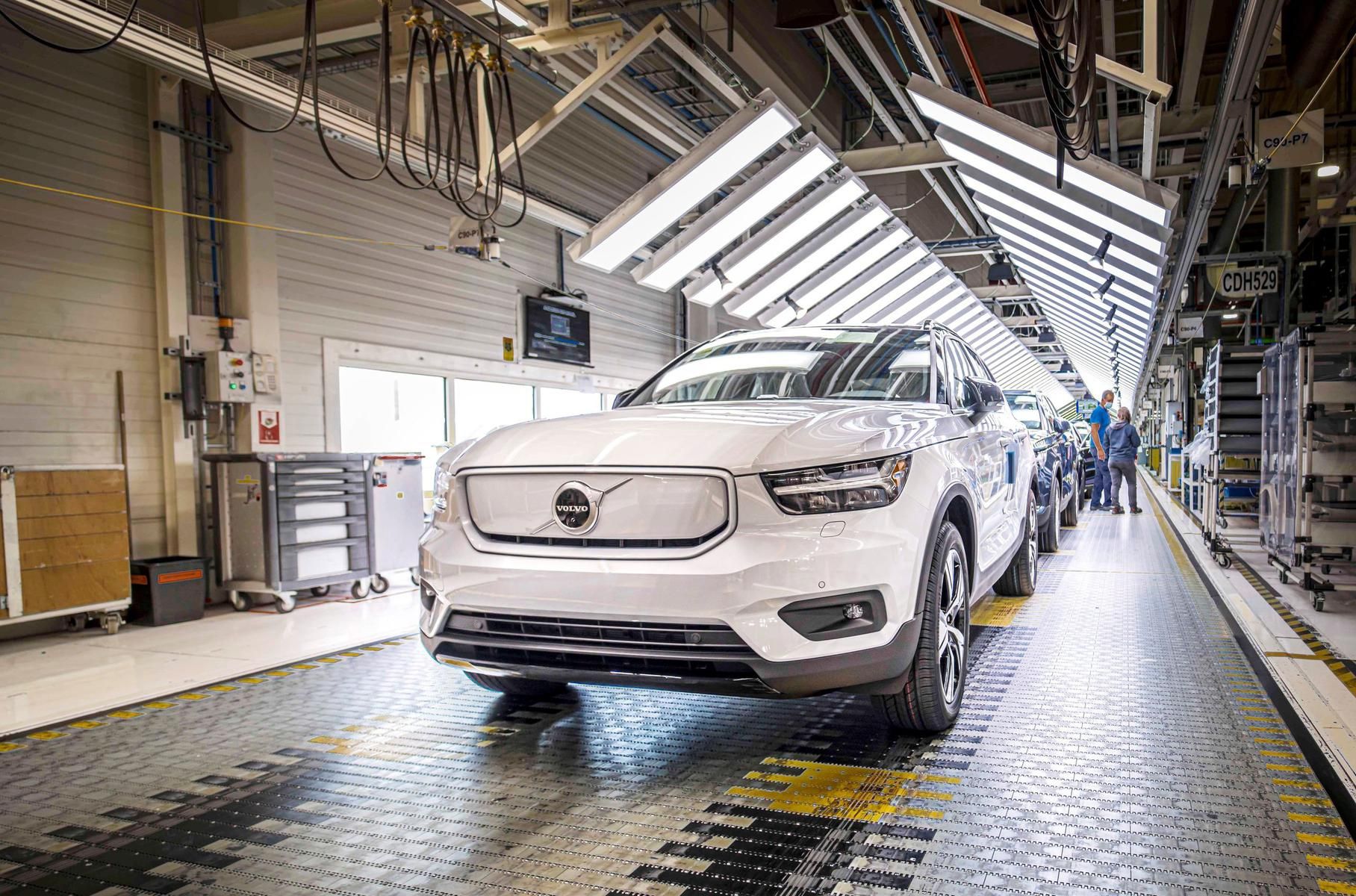 Почалося виробництво першого електромобіля Volvo: як це відбувається - фото 428290