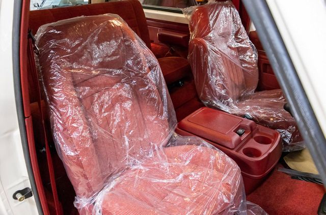 Майже без пробігу: 29-річний Ford Bronco в ідеальному стані виставили на продаж - фото 428315