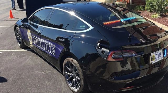 Американські поліцейські порівняли вартість утримання електромобіля і бензинового авто - фото 428351