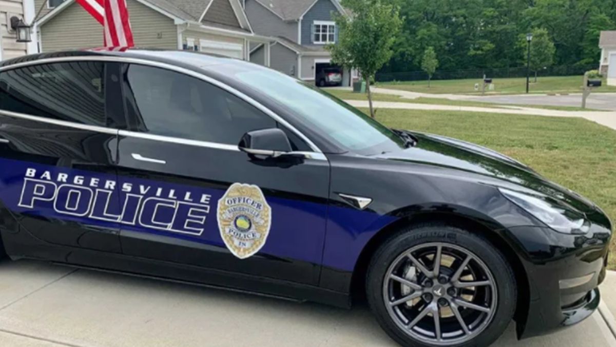 Поліцейська Tesla Model 3 - фото 1