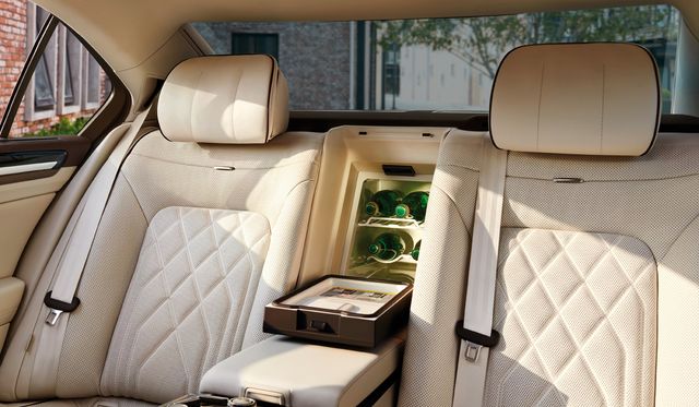 У найбільшому седані Volkswagen тепер буде холодильник: фото - фото 428379