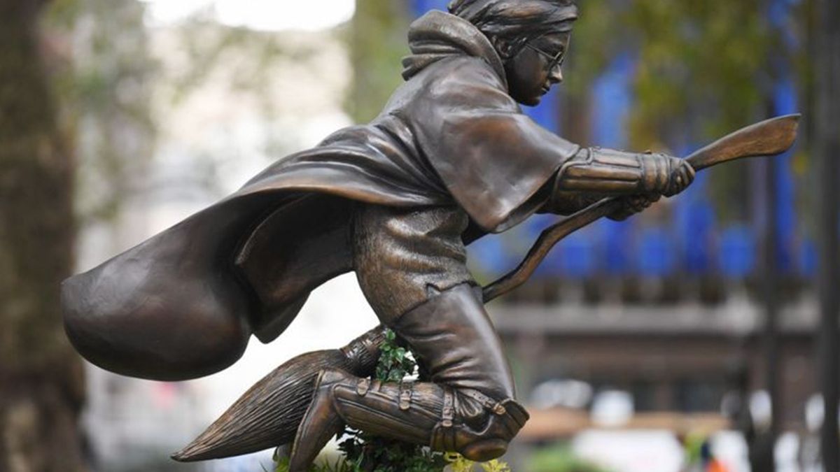 У Лондоні з'явився перший у світі пам'ятник Гаррі Поттеру: фото