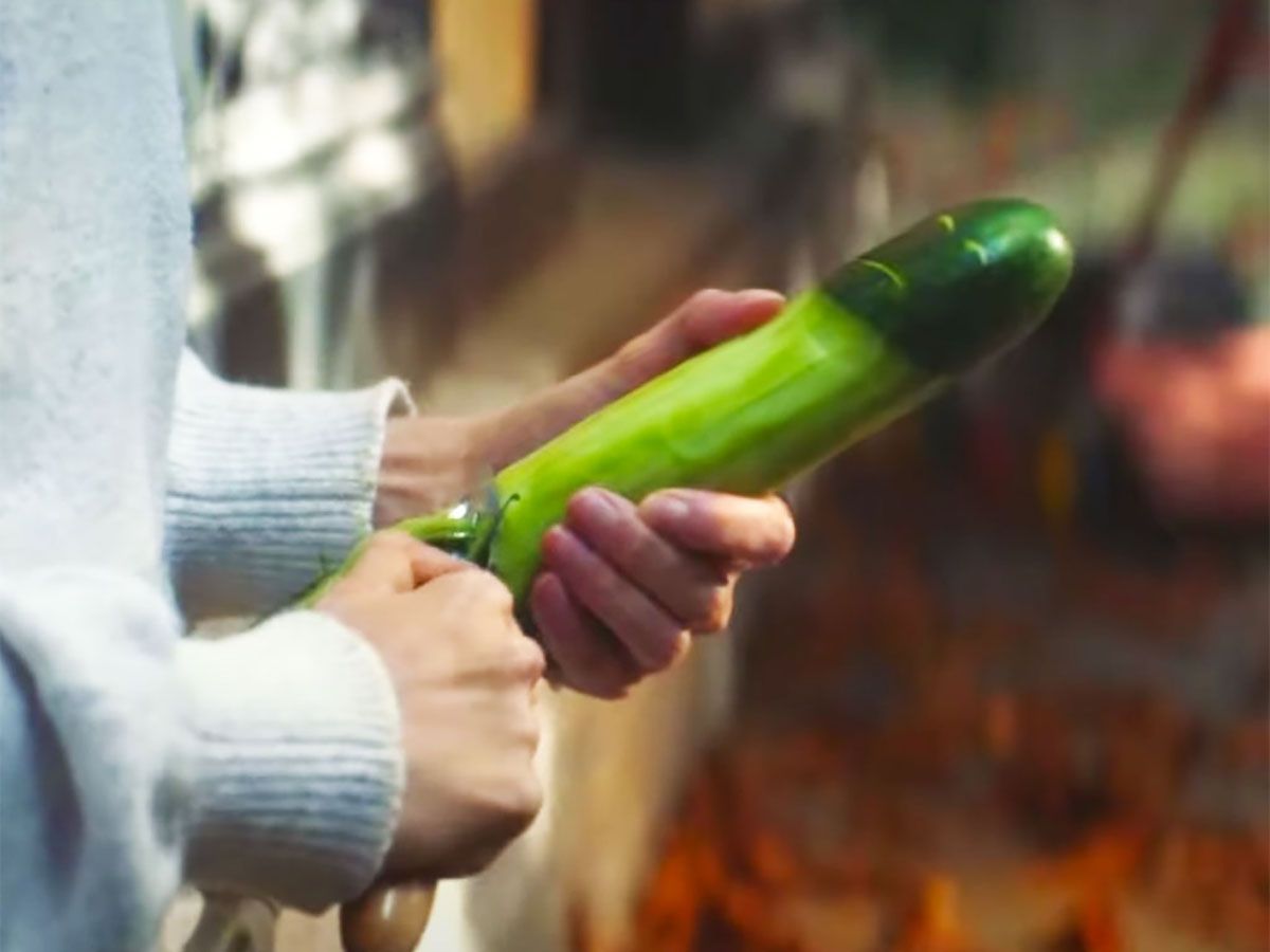 Огірок, зубна щітка та пилосмок: Pornhub випустив кліп, який вчить, як не варто робити ЦЕ