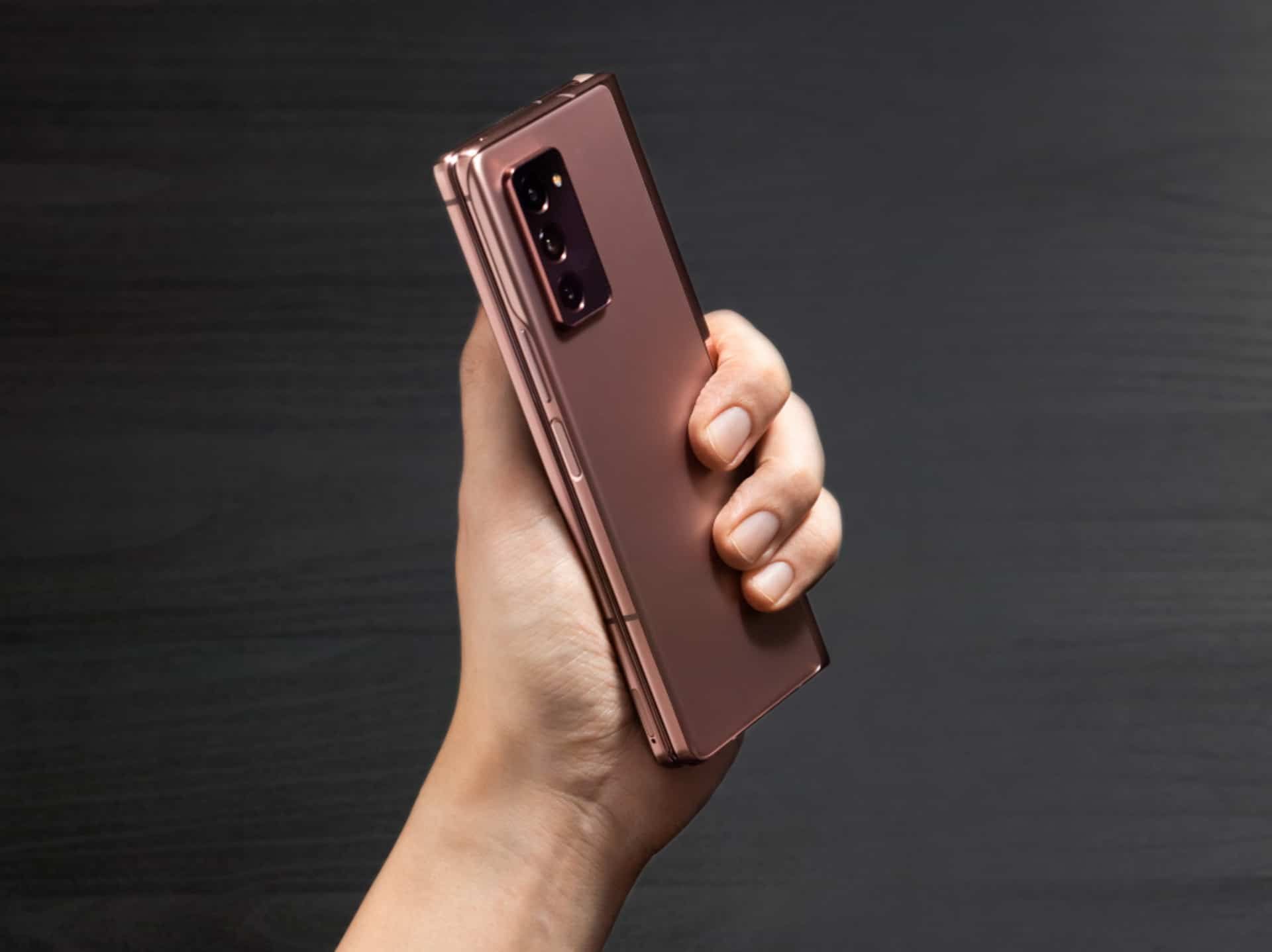 Руками, ножами та, навіть, землею: Samsung Galaxy Z Fold 2 пройшов тест на міцність
