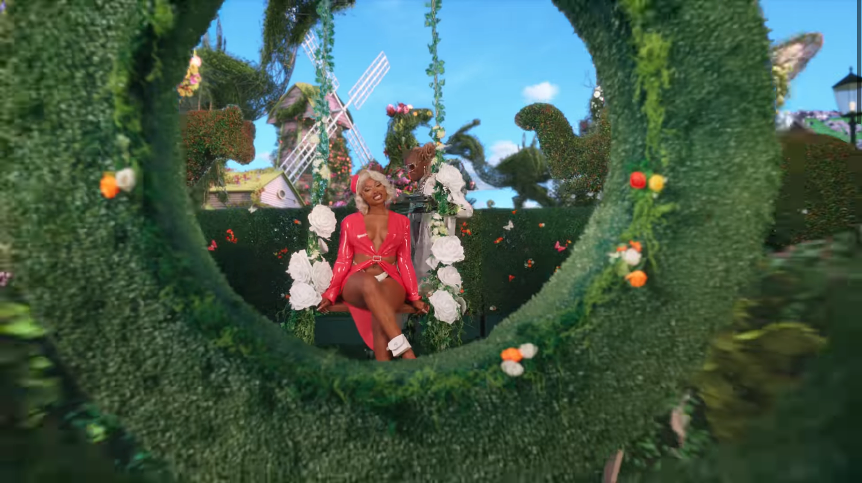 Megan Thee Stallion показала кліп Don't Stop: такою Алісу в Дивокраї ніхто не бачив