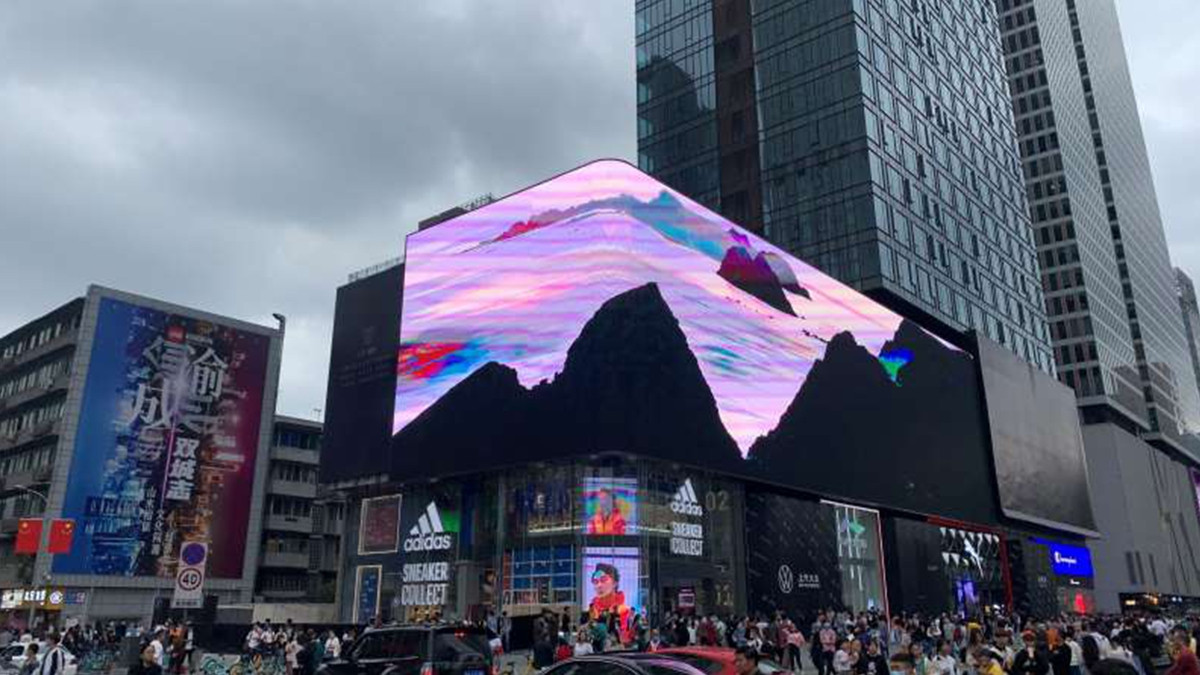 Панель на фасаді торгового центру у Китаї створює вражаючий 3D-ефект: відео - фото 1