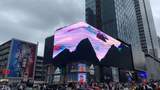 Панель на фасаді торгового центру у Китаї створює вражаючий 3D-ефект: відео