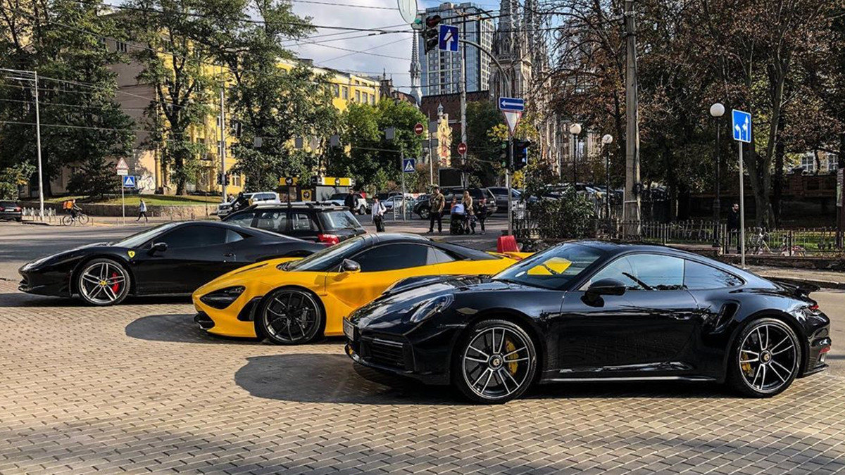 У Києві потрапила на фото парковка з суперкарами на мільйон доларів - фото 1