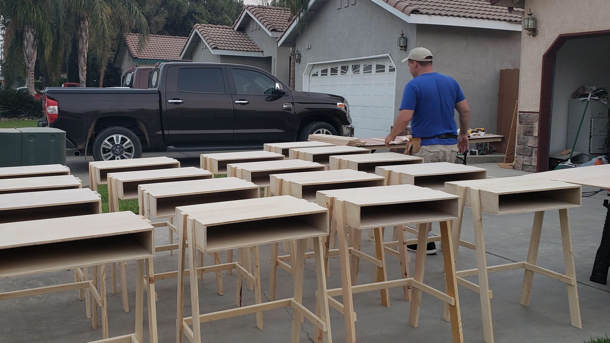 Багатодітний батько створив парти для дистанційного навчання і став зіркою мережі - фото 1