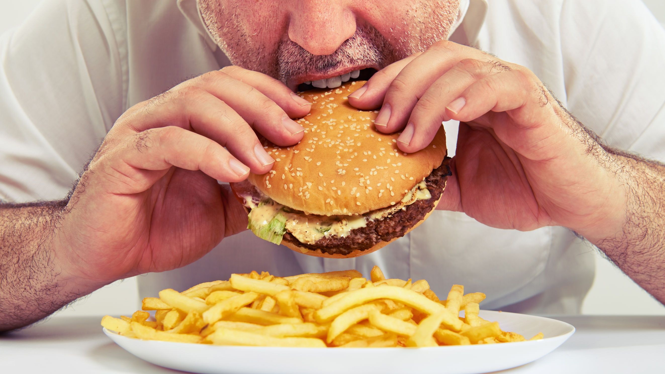 Науковці з'ясували, чому люди схильні переїдати: несподівана причина