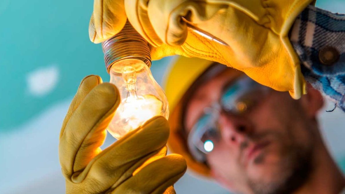 Чоловік для примирення з дружиною відкручував лампочки і перекривав воду: як це працює