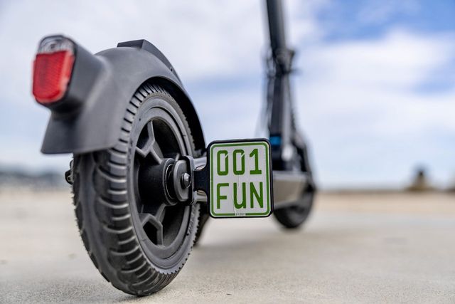 Mercedes представила електросамокат з ресурсом на 5000 км пробігу - фото 428866