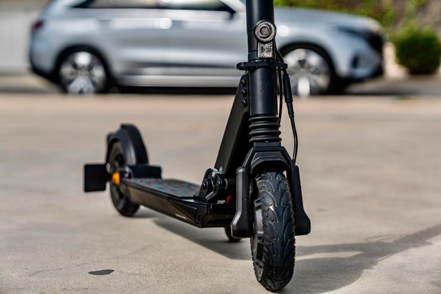 Mercedes представила електросамокат з ресурсом на 5000 км пробігу - фото 428870