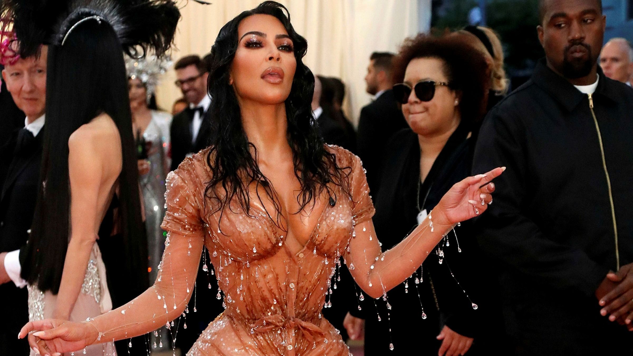 Кім Кардашян підкреслила талію шикарною спідницею