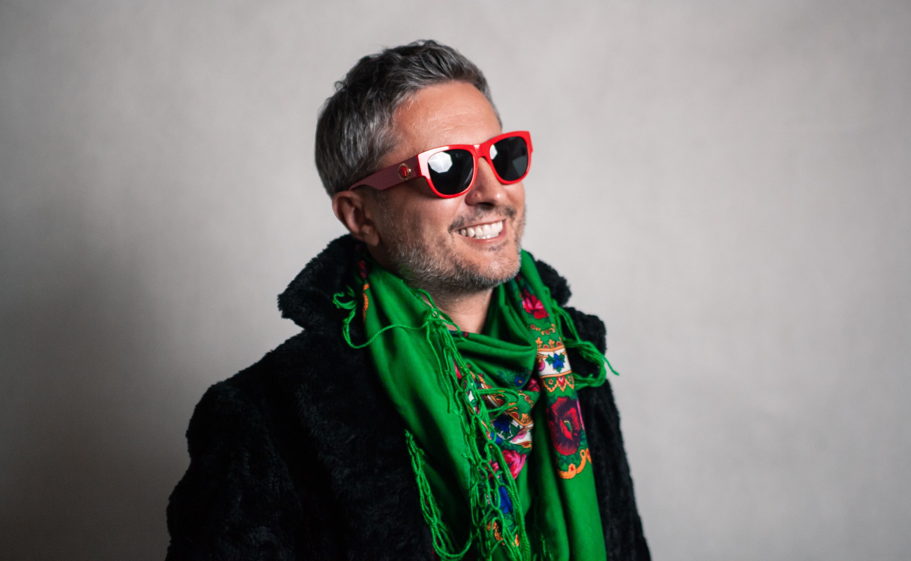 Чорні очі: Віктор Винник і МЕРІ перенесли фанатів на Балкани у новому відео