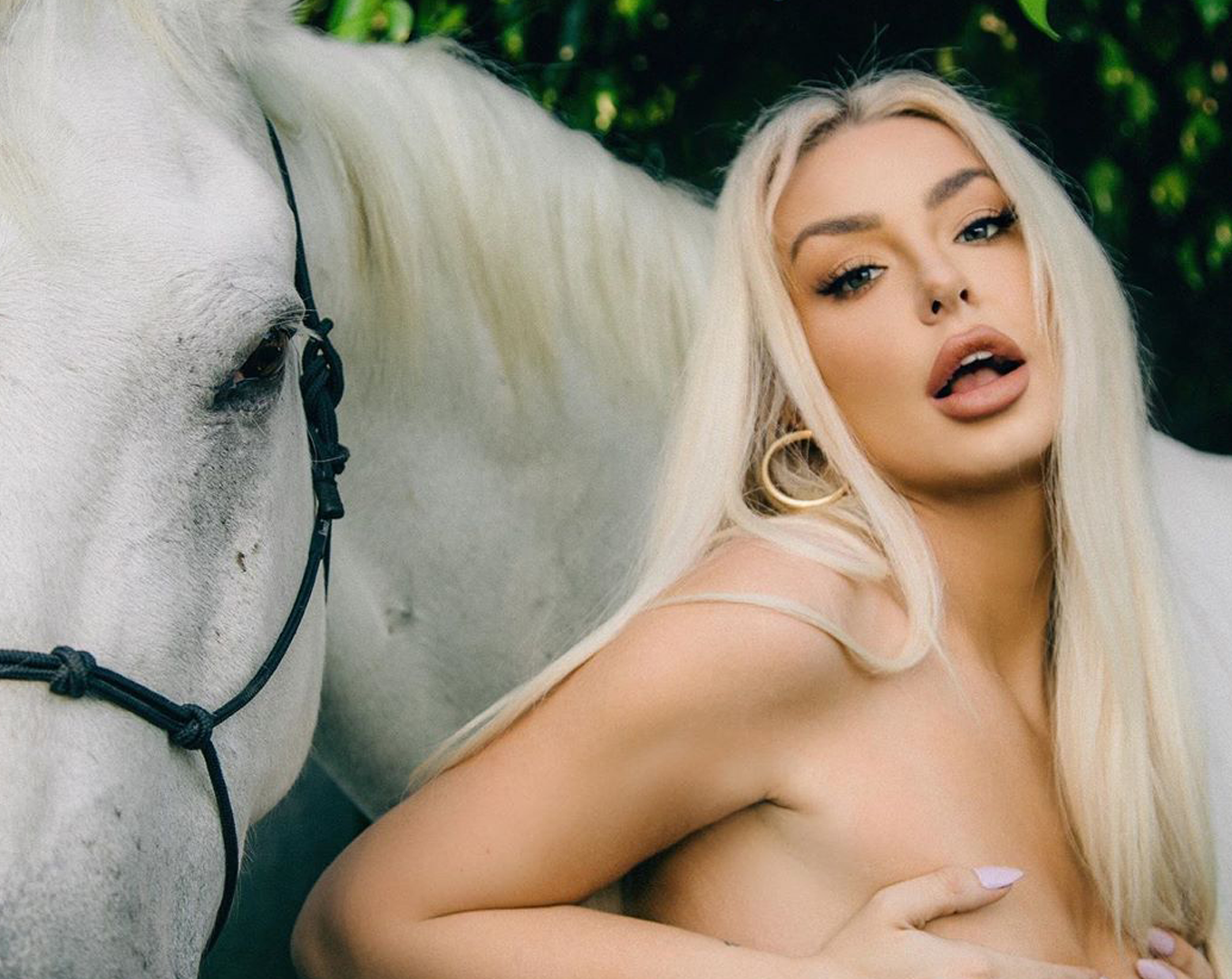 Блогерка обіцяє голі фото за голос за Байдена - фото 1