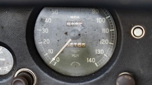 В амбарі виявили 66-річний родстер Jaguar з багатою історією: фото - фото 429115