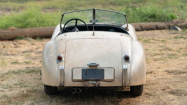 В амбарі виявили 66-річний родстер Jaguar з багатою історією: фото - фото 429120